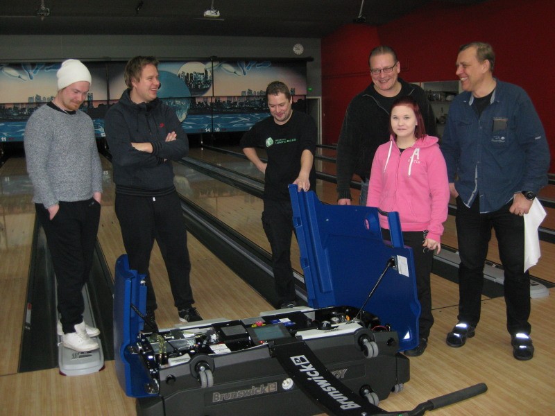 ) Päivää myöhemmin henkilökunta sai myös uusiradanhoitokoneen SM-kisoihin. Sami Heinilä Bowling Oy:sta oli kouluttamassa ja opastamassa koneen käyttöä. 